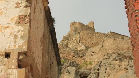 toma de bajo ángulo de las ruinas del castillo de morella en la cima de una colina en castellon, españa en un día soleado