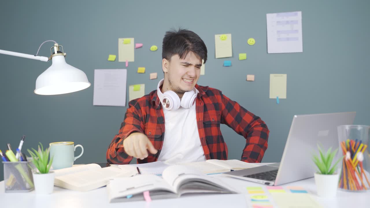 un estudiante disgustado.