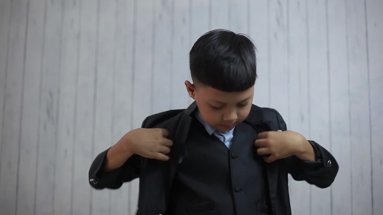 사업가 양복을 입고 귀여운 소년