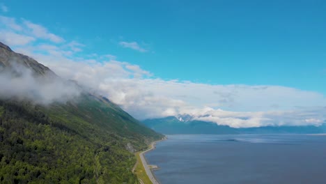 Video-De-Drones-De-4k-De-Montañas-Y-La-Costa-Del-Brazo-Turnagain-Cerca-De-Whittier,-Alaska-En-Verano