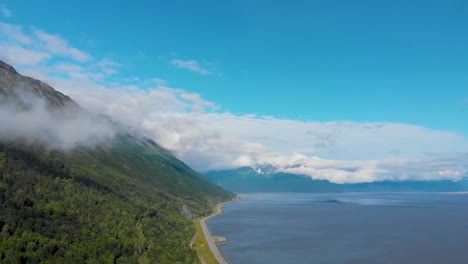 vídeo de drone em 4k de montanhas e costa do braço de retorno perto de whittier, alasca no verão