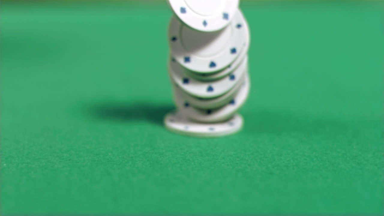 Fiches da poker bianche che cadono in super slow motion
