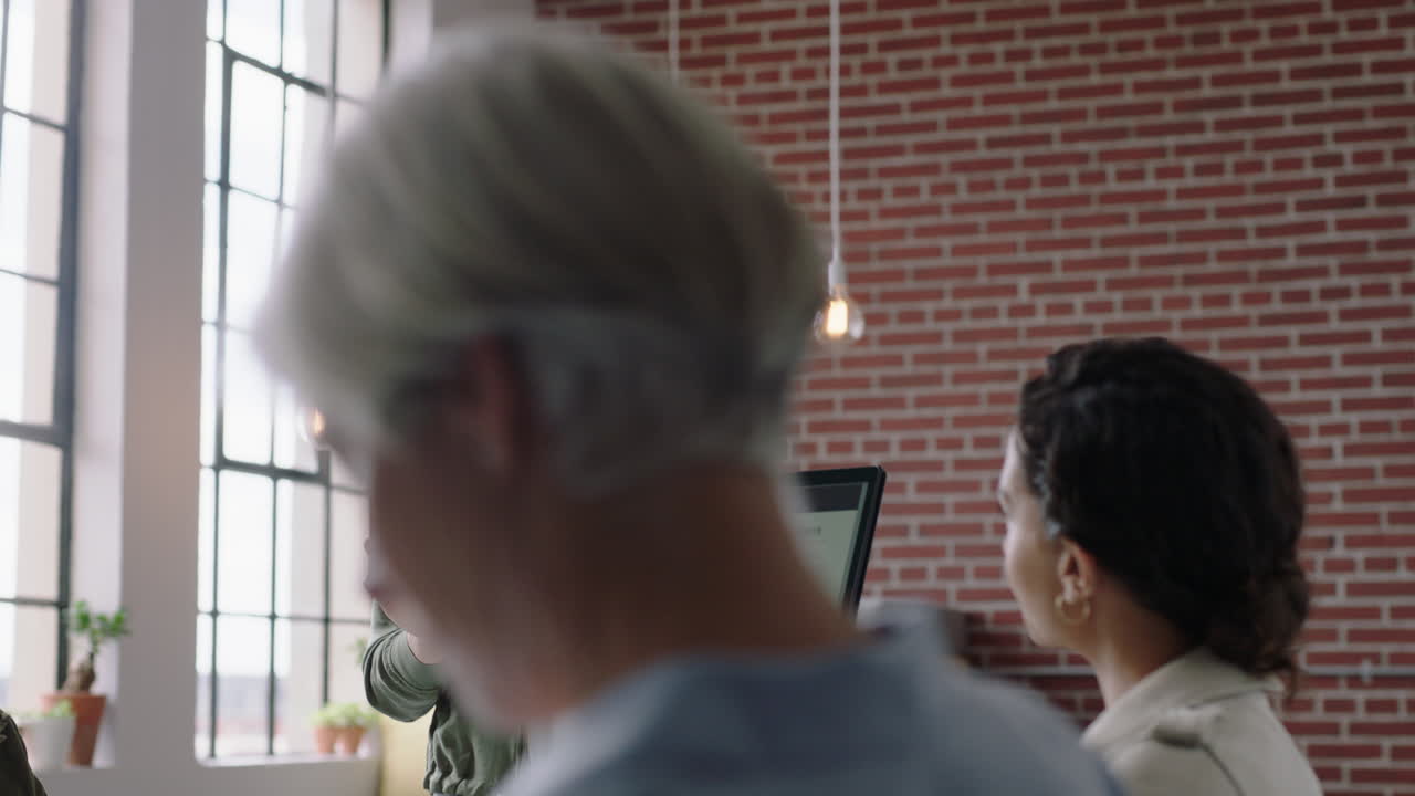 líder de equipo de mujer de negocios caucásica compartiendo ideas creativas para un proyecto de puesta en marcha presentando el voto de los accionistas utilizando computadoras tabletas compartiendo la estrategia de desarrollo lluvia de ideas en la presentación de la oficina