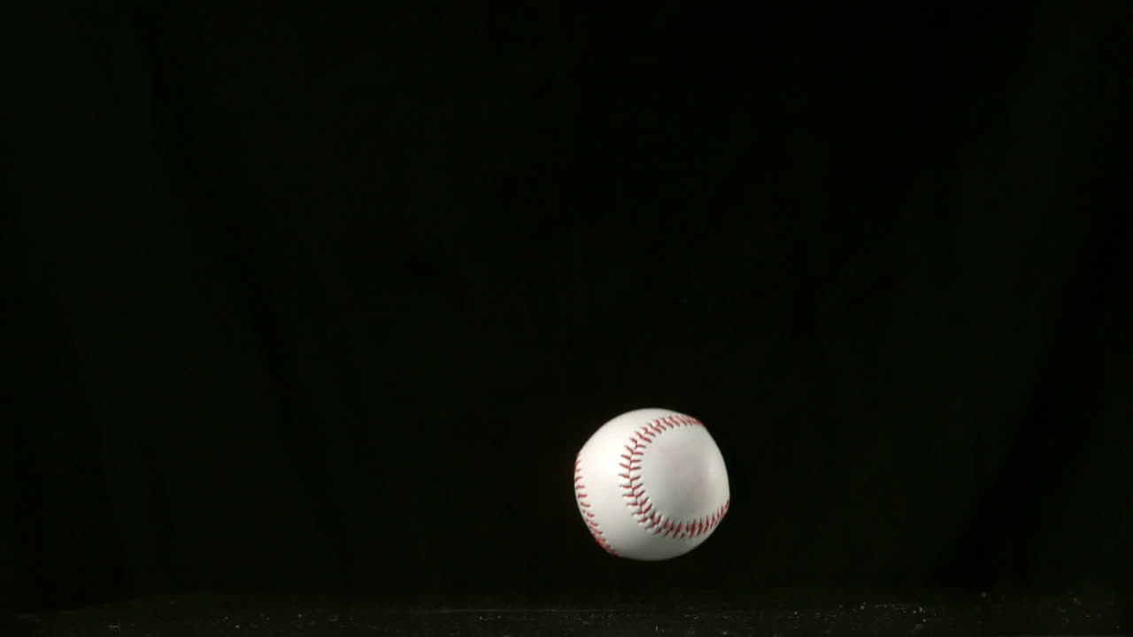 Palla da baseball che cade e rimbalza