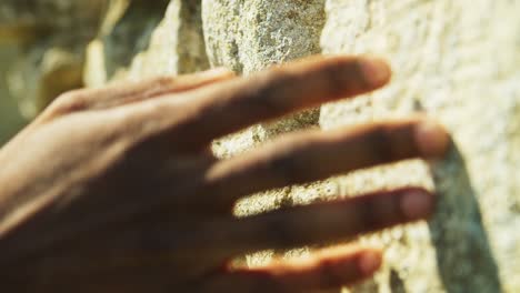 imágenes de 4k de la mano de un hombre negro acariciando una vieja pared de ladrillos, dentro de las ruinas de la iglesia de san pedro