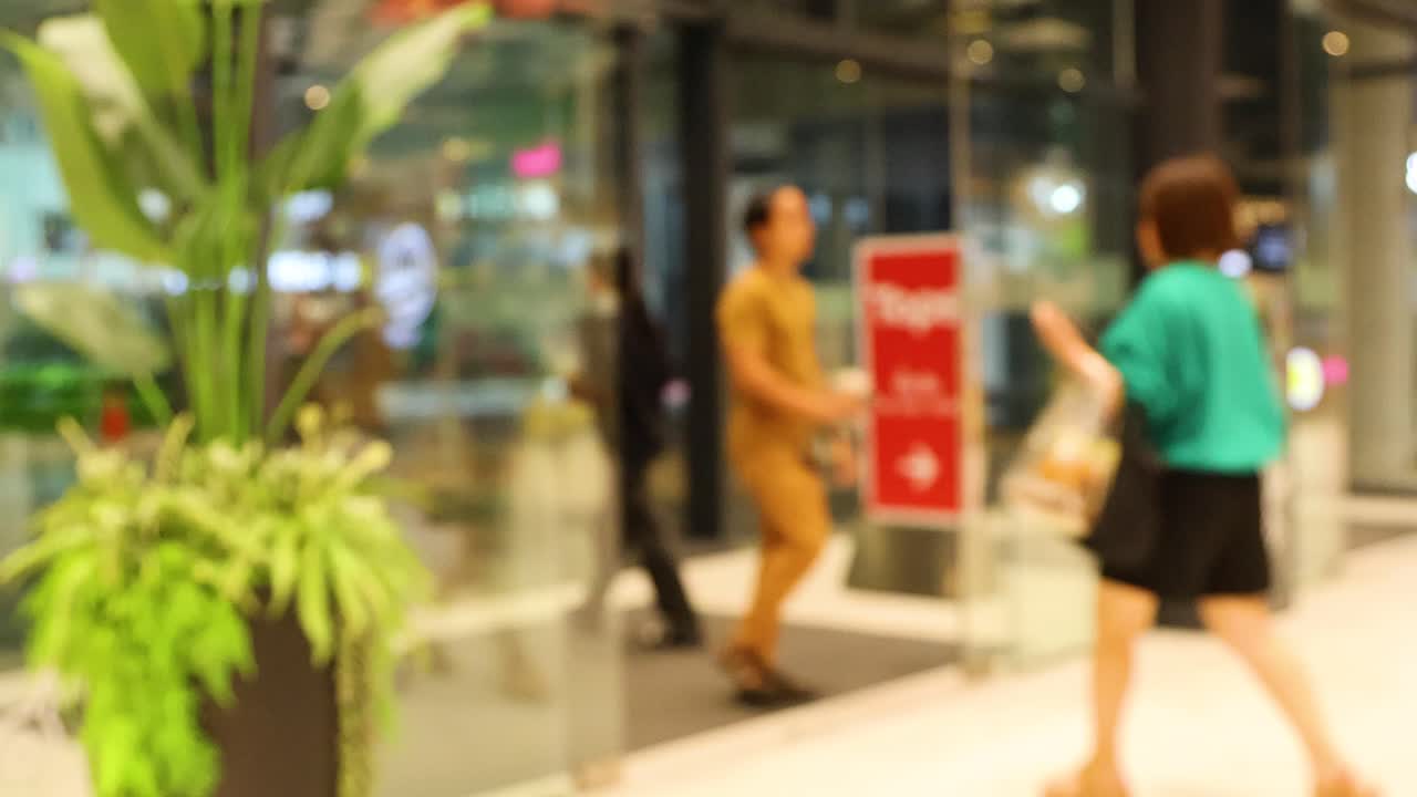 비는 쇼핑 센터 안을 고 있는 사람 들