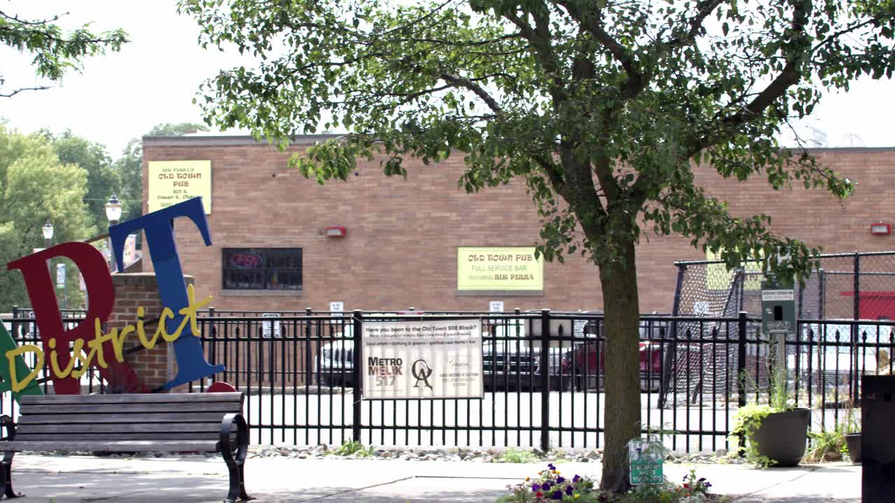 미시간 주 랜싱의 올드 타운 지구의 아트 디스트릭트 표지판과 비디오 패닝 왼쪽에서 오른쪽으로