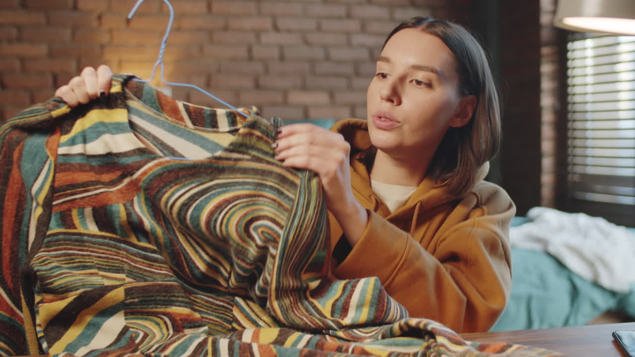 молодая женщина обсуждает платье через онлайн-видеозвонок