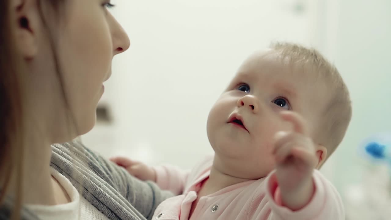 엄마 가 아기 와 함께 놀고 있다