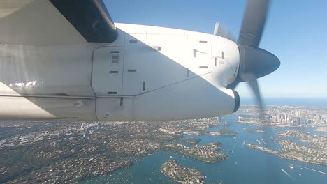 pequeños aviones de cercanías que vuelan sobre el puerto de sydney con el puente del puerto de sydney en segundo plano.