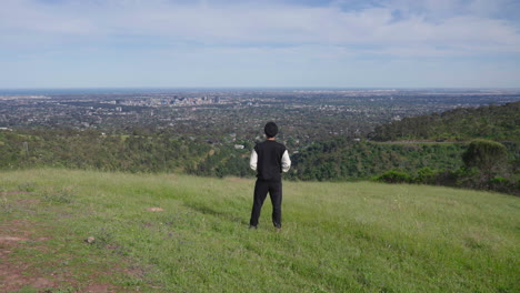 vista posterior de un hombre sikh indio mirando la vista panorámica desde la montaña