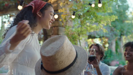 Eine-Gruppe-Von-Freunden-Macht-Toast-Und-Feiert-Ein-Wiedersehens-Dinner,-Trinkt-Wein,-Sitzt-Am-Tisch-Und-Plaudert-Und-Teilt-Ihren-Lebensstil.-Menschen-Entspannen-Sich-Im-Freien,-4K-Videos