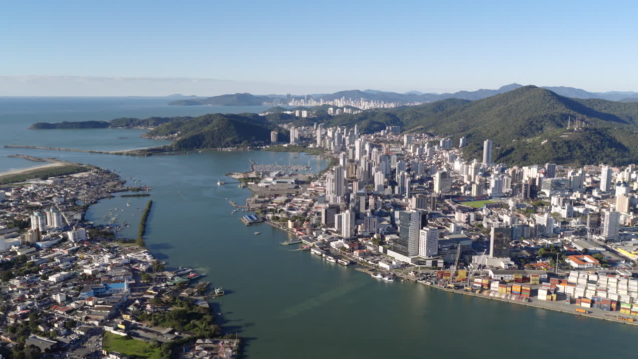 물  에 있는 도시 의 공중 사진