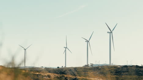 Die-Friedliche-Und-Unberührte-Berglandschaft-Ist-Mit-Windkraftanlagen-übersät,-Ein-Symbol-Für-Unsere-Bemühungen,-Erneuerbare-Energien-Bereitzustellen-Und-Gleichzeitig-Die-Natur-Zu-Erhalten