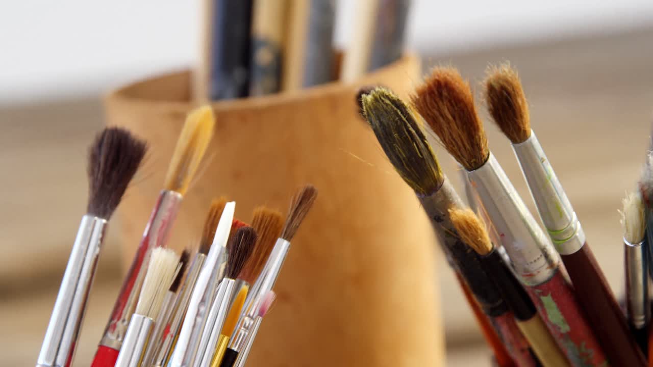 컨테이너에 있는 다양한 페인트 브러시