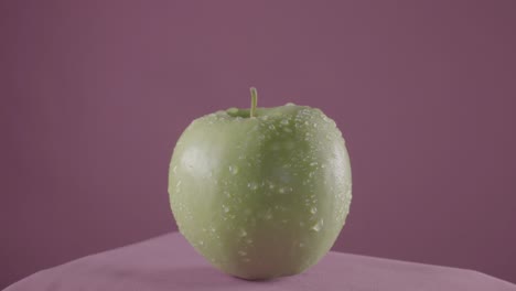 manzana girando con bucle en la pantalla de fucsia para la llave de croma