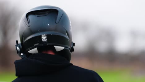 Cerca-De-Piloto-De-Carreras-Con-Casco-En-La-Cabeza-Acercándose-A-Un-Coche-Deportivo-Y-Tocándola-En-Great-Lakes-Dragaway-En-Wisconsin,-EE.UU.