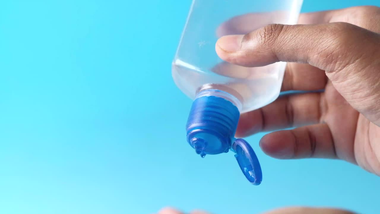 aplicación de desinfectante para las manos