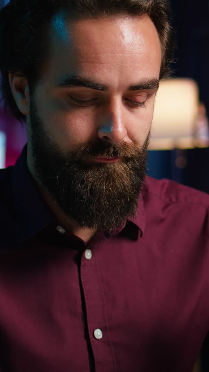 Video verticale: l'artista presenta lo smartphone del marchio sponsor