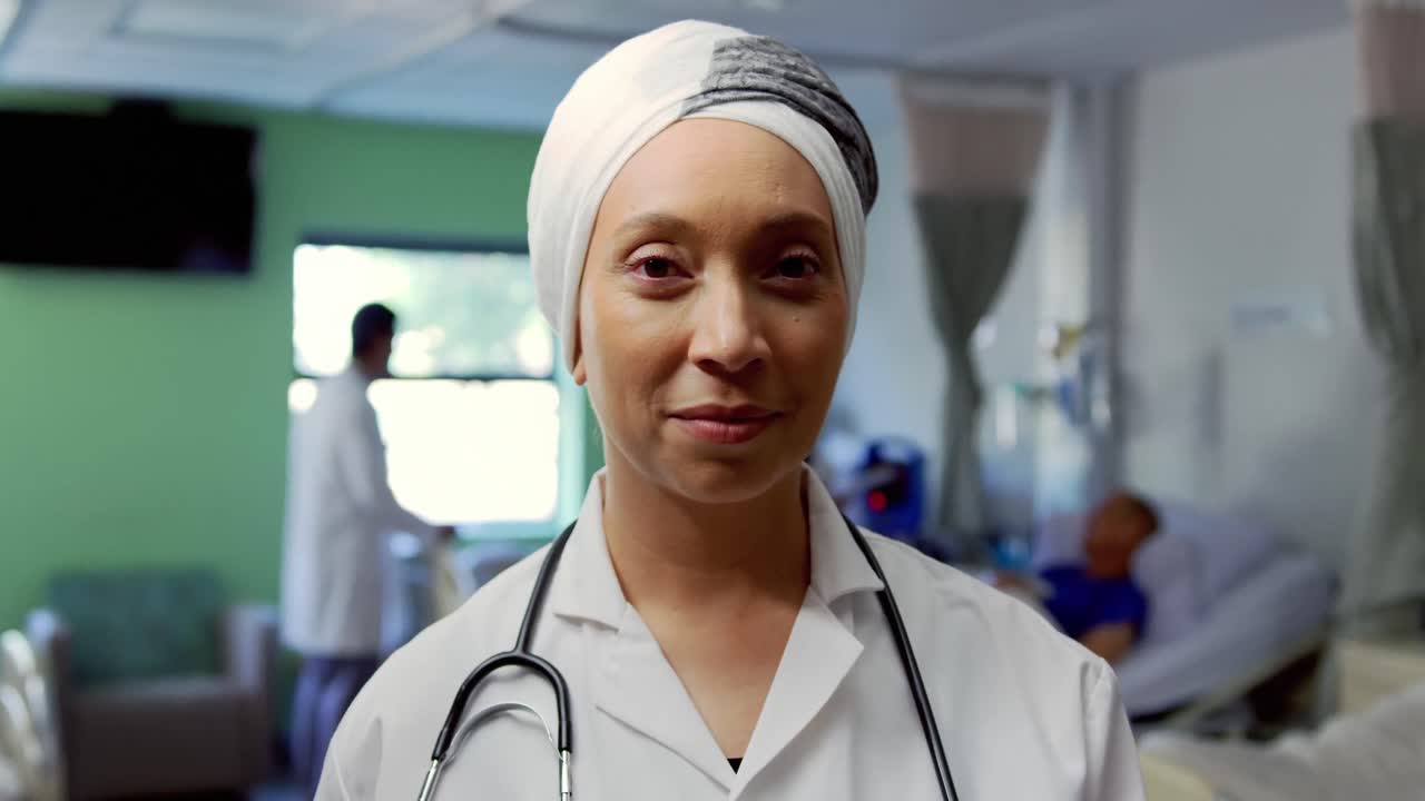 doctora de pie en la sala 4k