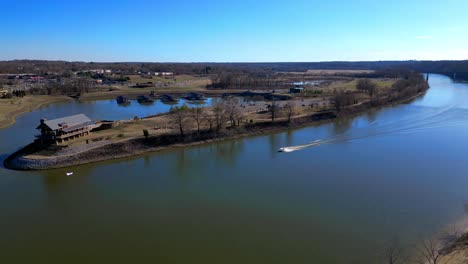 Auf-Dem-Cumberland-River-In-Clarksville,-Tennessee,-Auf-Ein-Schnellboot-Zufliegen