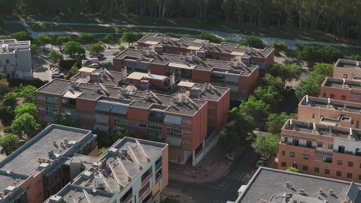 Vista de dron de un complejo residencial en la ciudad de Soliva, Italia