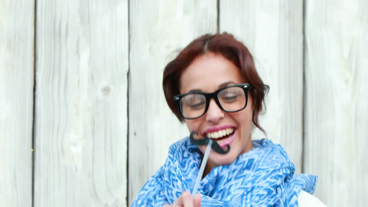 mujer hipster sonriente con bigote