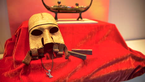 artefatto maschera vichinga su panno rosso