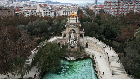 vuelo de un avión no tripulado sobre barcelona, españa, parque de la ciudadela