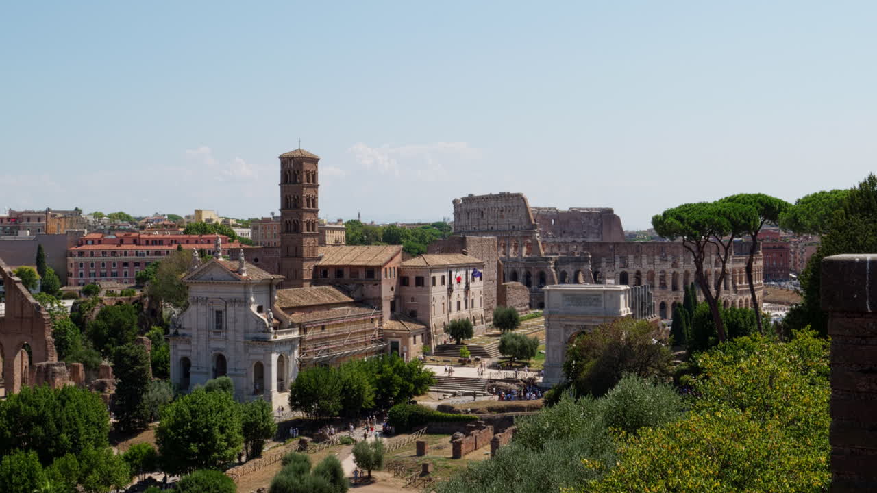 Vista panoramica del Foro Romano e del Colosseo a Roma, Italia