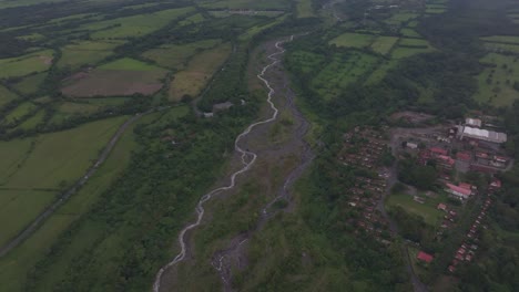 Revela-Toma-Del-Volcán-De-Fuego-Rodeado-De-Nubes-En-Guatemala,-Aéreo