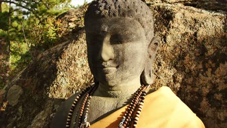 primer plano de la cara de un buda de piedra en la estupa en los lagos de plumas rojas, co