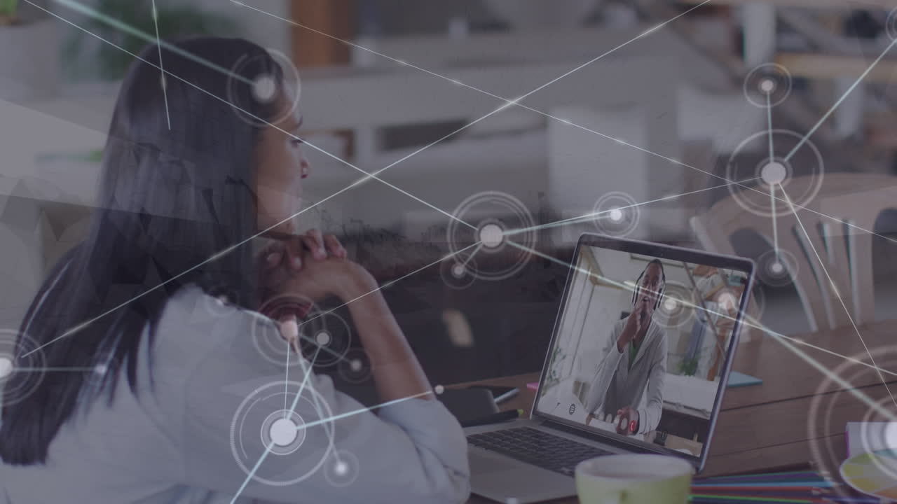animación de una red de conexiones sobre una mujer biracial usando una computadora portátil