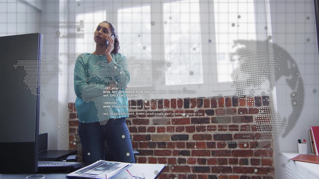 animación de procesamiento de datos, mapa del mundo sobre mujer de negocios biracial hablando en teléfono inteligente en la oficina