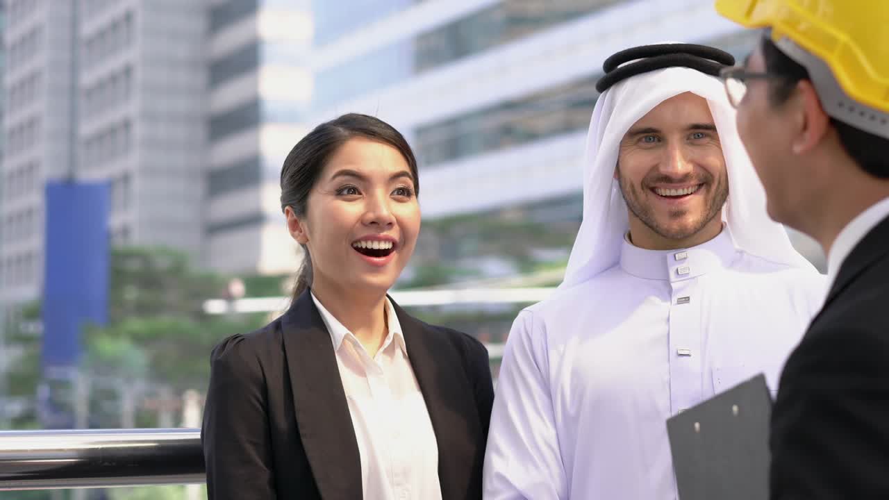 아랍에미리트의 사업가와 엔지니어가 함께 만나는 비즈니스 중동 개념, 합의, 파트너십, 팀워크 및 관계