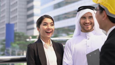hombre de negocios de los emiratos árabes unidos e ingeniero reuniéndose juntos. concepto de negocio oriente medio, acuerdo, asociación, trabajo en equipo y relación.