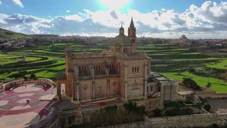 vista de avión no tripulado de la iglesia de ta pinu con paisaje verde en un día soleado en la isla de gozo, malta