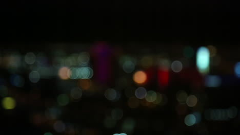 un disparo estacionario de coloridas luces parpadeantes y parpadeantes de la ciudad en las vegas