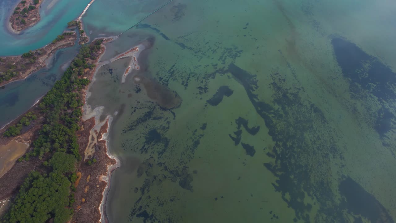 textura colorida de la laguna vista desde arriba con aguas poco profundas rodeadas de un cinturón de arena cerca del costo en albania