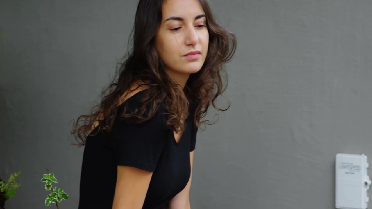 fotógrafo masculino haciendo clic en fotos de modelo 4k