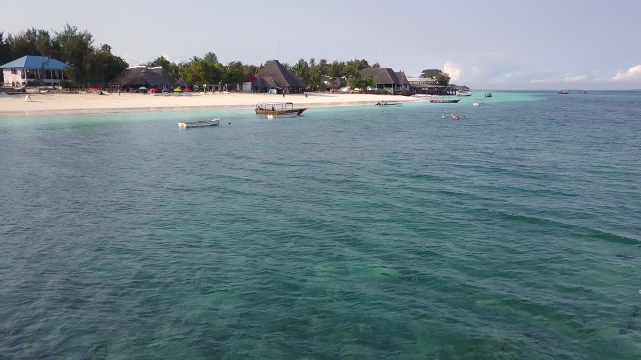 Tekneler ve İnsanlarla Zanzibar'da Güzel Bir Plaj