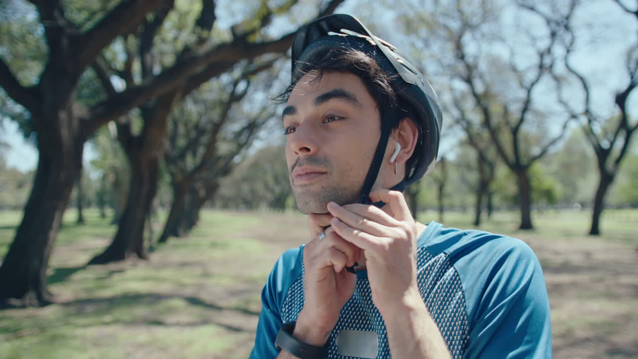 Uomo che indossa il casco da bici prima di pedalare.