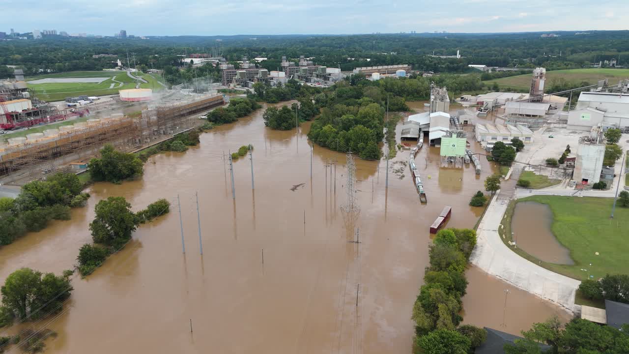Ripresa con drone che si allontana dal fiume Chattahoochee in piena a causa dell'uragano Helene ad Atlanta, Georgia