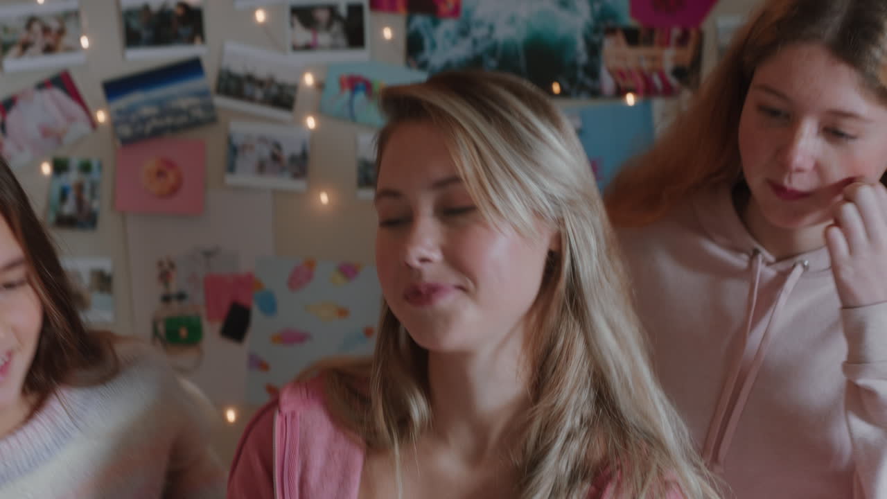 adolescentes felices tomando fotos juntas usando una cámara de fotos instantáneas mejores amigas pasando el fin de semana en casa disfrutando de la amistad