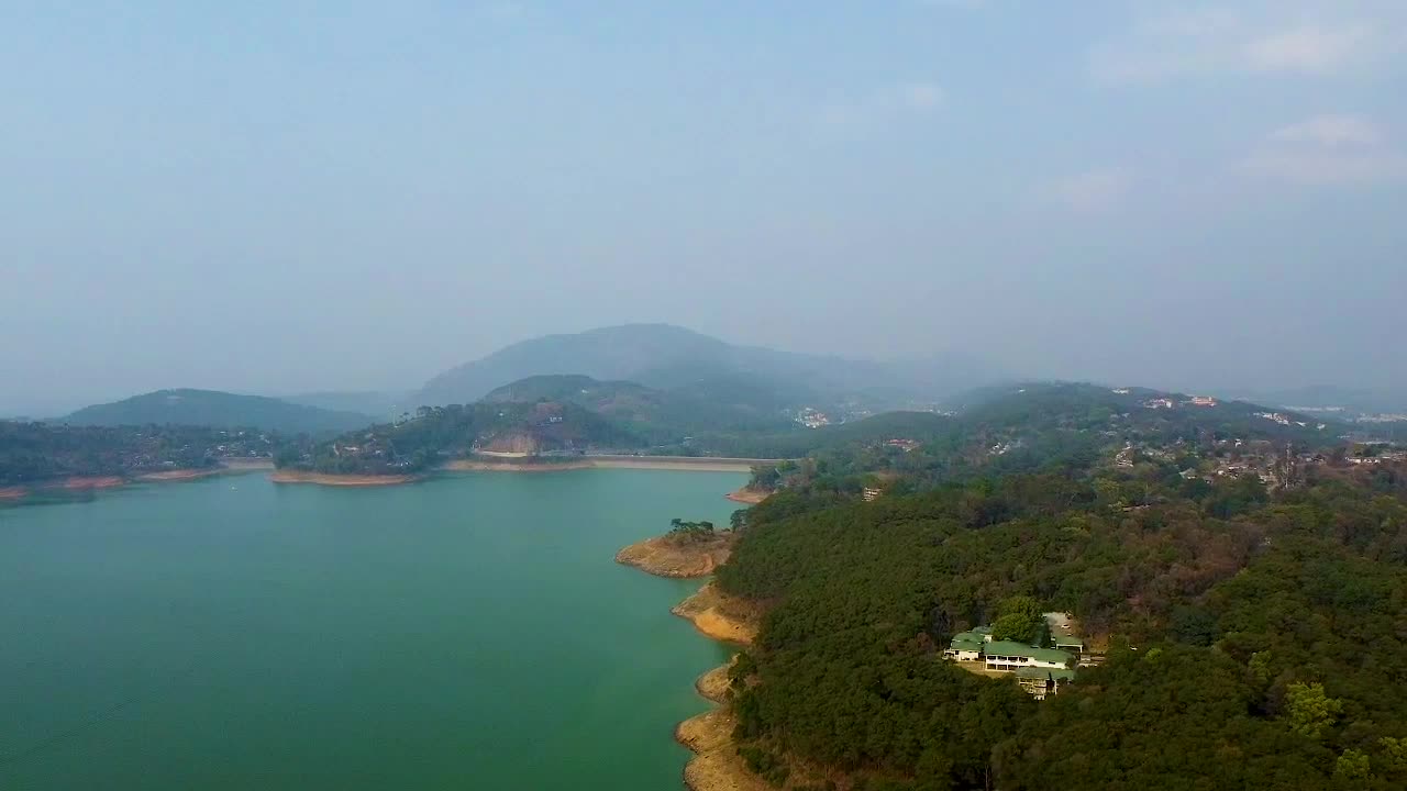 산 숲 가장자리에 있는 깨끗한 호수 아침 비디오에서 공중 촬영은 umiyam 호수 실롱 메갈라야 인도에서 촬영됩니다.