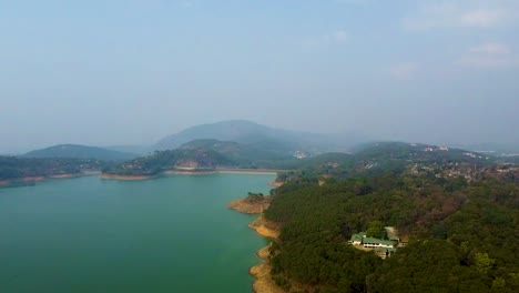 lago prístino en el borde de los bosques de montaña tomas aéreas en el video de la mañana se toma en el lago umiyam shillong meghalaya india