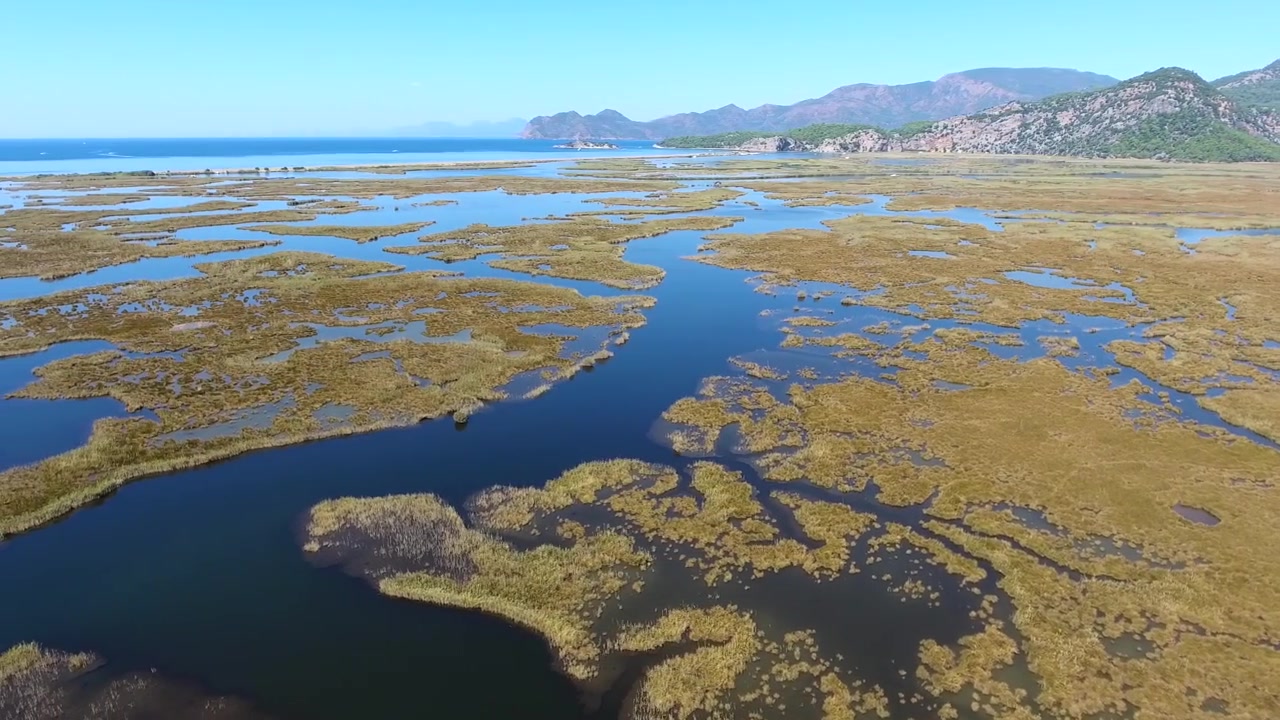 Vista Aerea delle Zone Umide e delle Montagne del Delta del Dalyan