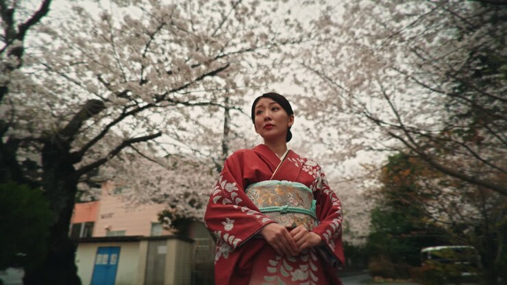 Donna in kimono con fiori di ciliegio