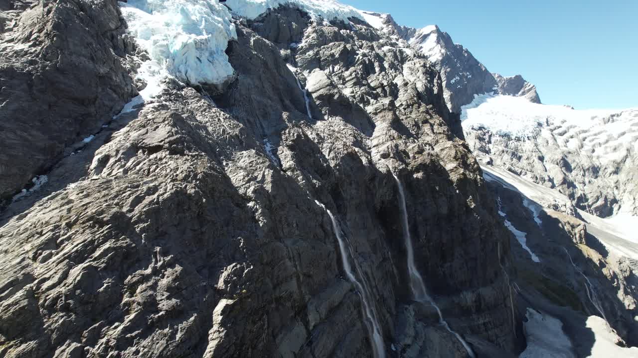 increíble vista aérea de las cascadas desde el glaciar rob roy