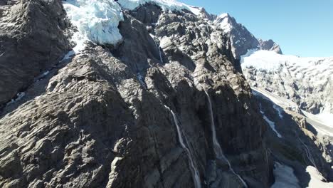 Atemberaubende-Luftaufnahme-Der-Wasserfälle-Vom-Rob-Roy-Gletscher